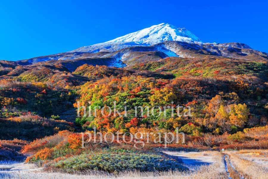 秋田県　初雪の鳥海山　紅葉