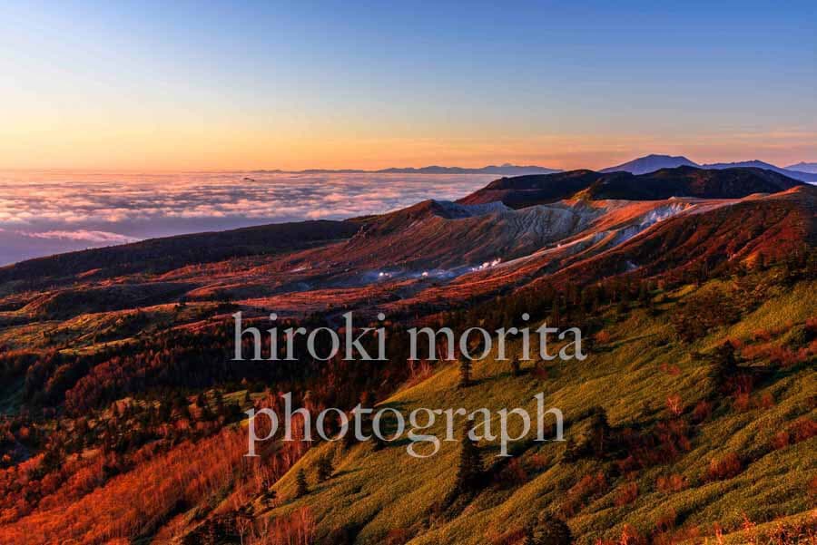群馬県　黎明の渋峠雲海　紅葉