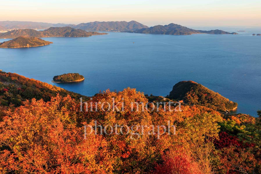 広島県　秋の瀬戸内夕景　紅葉