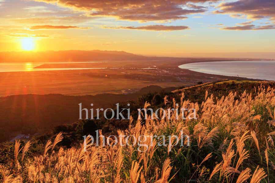 秋田県　ススキの男鹿半島　寒風山の朝日