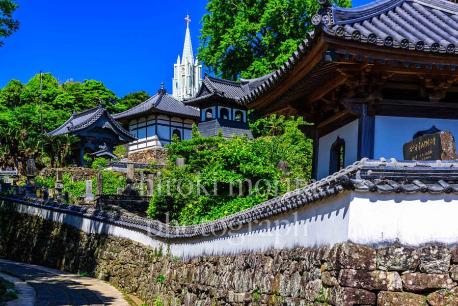 長崎県　寺院と教会の見える風景