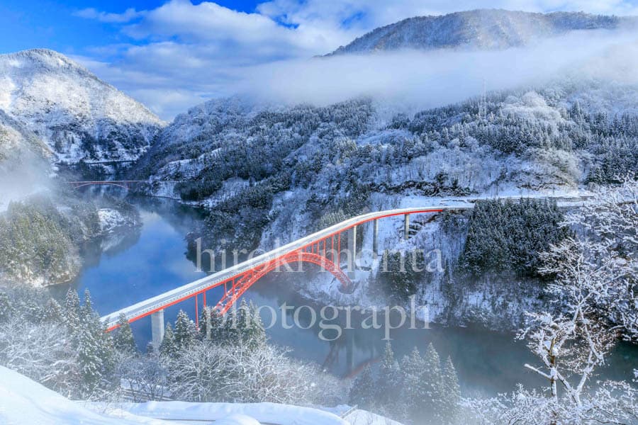 富山県　朝霧漂う渓谷　庄川峡